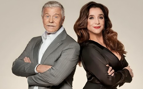 Miguel Falabella e Marisa Orth no cartaz da peça Fica Comigo Esta Noite; os dois estão de costas um para o outro, com os braços cruzados, em um cenário totalmente cinza