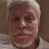 Montagem com dois frames de Miguel Falabella em vídeo do Instagram, deitado em um sofá