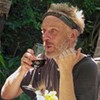 Mike White bebendo vinho na 37ª temporada de Survivor