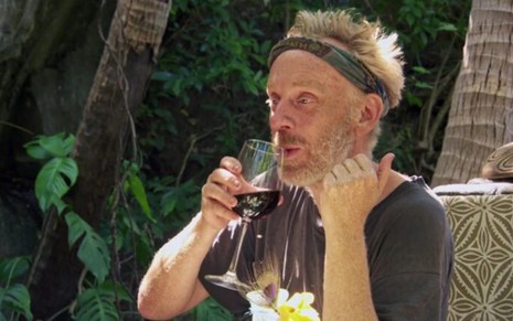 Mike White bebendo vinho na 37ª temporada de Survivor