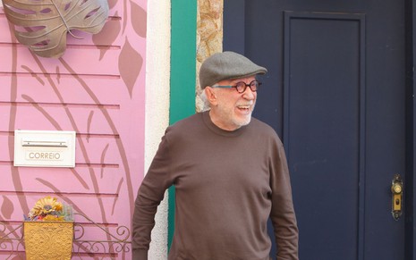 O ator Moacyr Franco como Laércio em cena de A Caverna Encantada