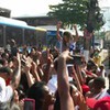Multidão de 300 fãs e familiares esperando a soltura do MC Poze do Rodo