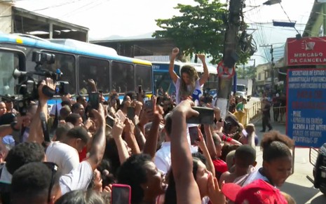 Multidão de 300 fãs e familiares esperando a soltura do MC Poze do Rodo