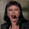 Lady Gaga canta com peruca preta e batom bem vermelho