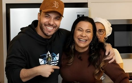 Murilo Huff e Ruth Moreira estão abraçados e sorridentes