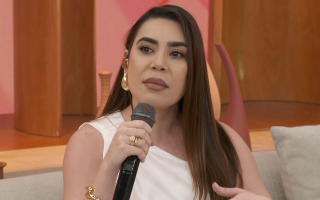 Naiara Azevedo com expressão séria no Encontro