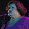 Nana Caymmi em Insensato Coração (2011), cantando com um vestido roxo