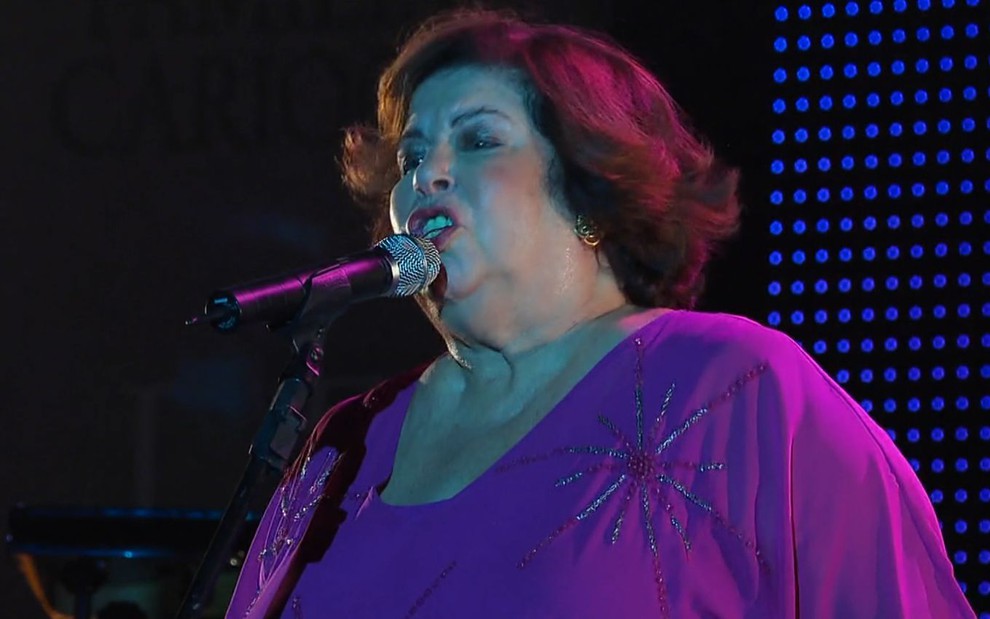 Nana Caymmi em Insensato Coração (2011), cantando com um vestido roxo