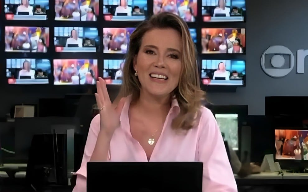 Natuza Nery no cenário Edição das 18h da GloboNews, com camisa rosa, rindo após falar palavrão