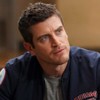 Jake Lockett tem expressão séria em cena de Chicago Fire