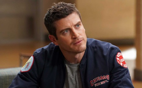 Jake Lockett tem expressão séria em cena de Chicago Fire