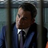 Vestido com terno e gravata, Juan Pablo Raba está ao lado de um jovem negro com macacão de presidiário laranja em cena de Law & Order: SVU