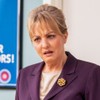 Wendi McLendon-Covey faz careta em um hospital cenográfico em cena da série St. Denis Medical