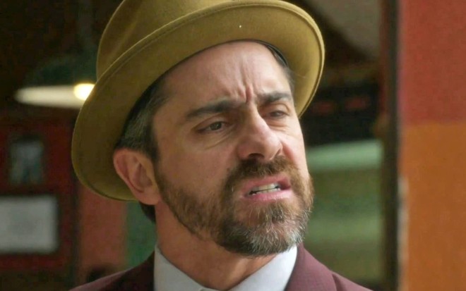 O ator Felipe Abib com espressão de irritação em cena de Garota do Momento