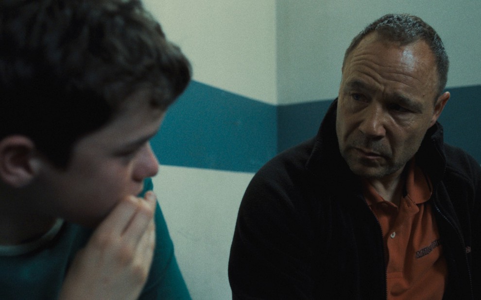 Owen Cooper e Stephen Graham têm expressões sérias em cena de Adolescência