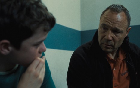 Owen Cooper e Stephen Graham têm expressões sérias em cena de Adolescência