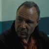 Owen Cooper e Stephen Graham têm expressões sérias em cena de Adolescência