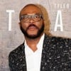 Tyler Perry posa com expressão séria em tapete vermelho da Netflix