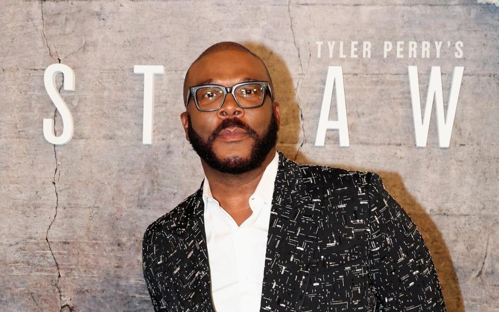 Tyler Perry posa com expressão séria em tapete vermelho da Netflix