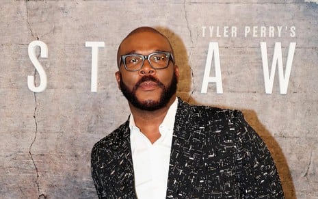 Tyler Perry posa com expressão séria em tapete vermelho da Netflix