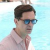 Pedro Alonso posa no meio de uma sala lotada de outras pessoas