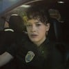 Maeve Jinkings veste uniforme policial e está dentro de uma viatura em cena de DNA do Crime