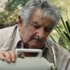 José Mujica serve uma garrafa de mate para si mesmo em cena do documentário El Pepe, Uma Vida Suprema