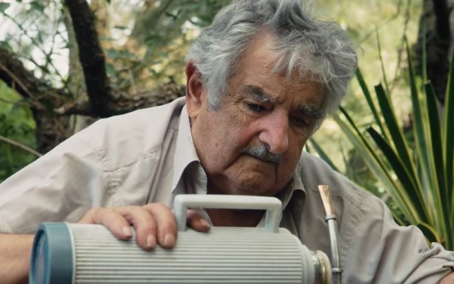 José Mujica serve uma garrafa de mate para si mesmo em cena do documentário El Pepe, Uma Vida Suprema