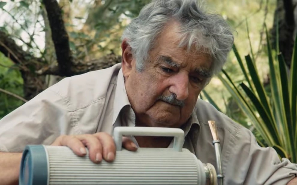 José Mujica serve uma garrafa de mate para si mesmo em cena do documentário El Pepe, Uma Vida Suprema