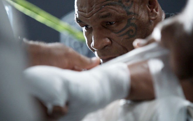 Mike Tyson dá soco em treino para luta de boxe