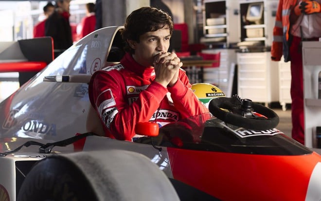 Caracterizado como Ayrton Senna, Gabriel Leone tem expressão tensa em cena da minissérie Senna