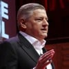 Ted Sarandos discursa em um palanque