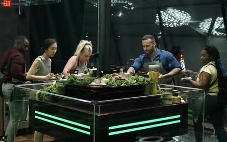 Competidores de Next Level Chef em volta da plataforma do reality