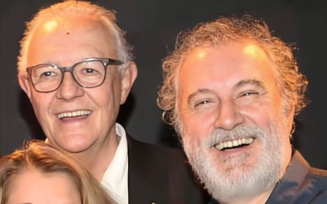 Ney Latorraca e Edi Botelho estão lado a lado, sorridentes