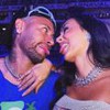 Neymar e Bruna Biancardi se entreolhando e fazendo careta um para o outro no Carnaval