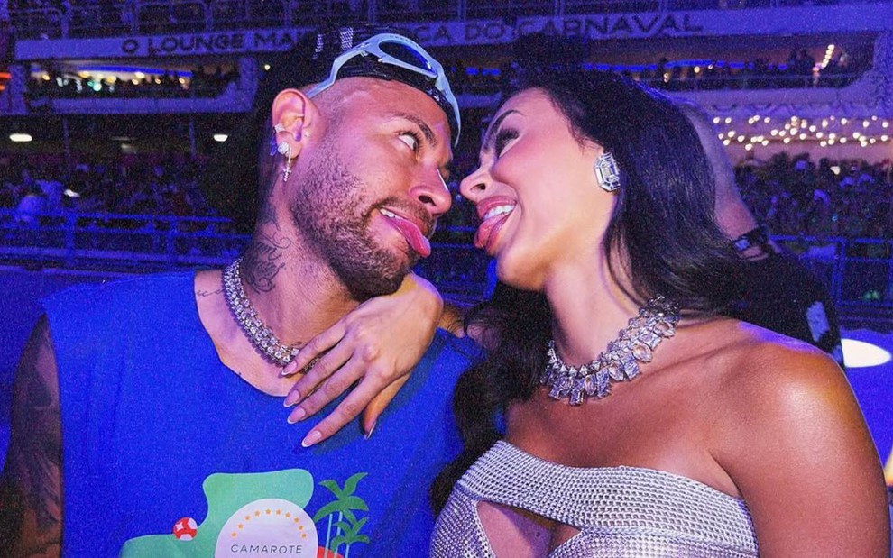 Neymar e Bruna Biancardi se entreolhando e fazendo careta um para o outro no Carnaval