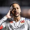 Neymar coloca a mão no ouvido para ouvir grito da torcida em jogo do Santos ao vivo