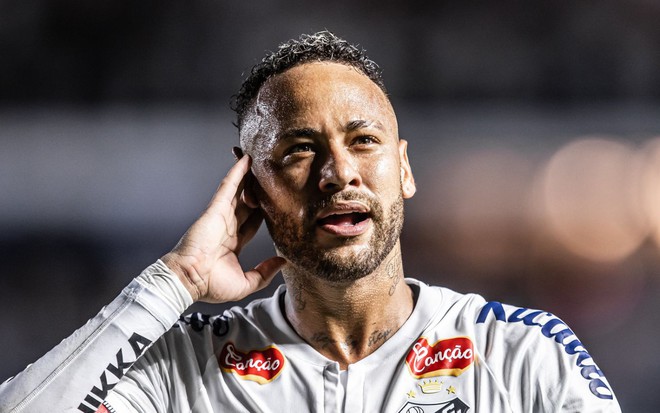 Neymar coloca a mão no ouvido para ouvir grito da torcida em jogo do Santos ao vivo