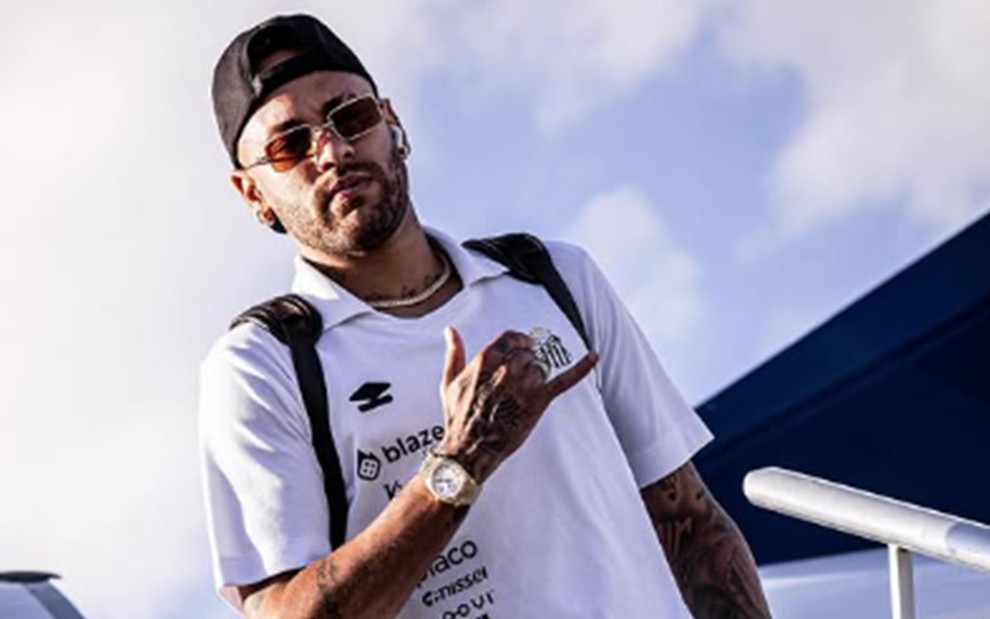 Neymar descendo as escadas de um avião