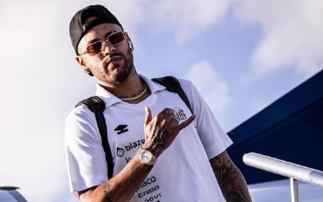 Neymar descendo as escadas de um avião