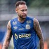 Neymar Jr. usa uniforme azul em treino do Santos