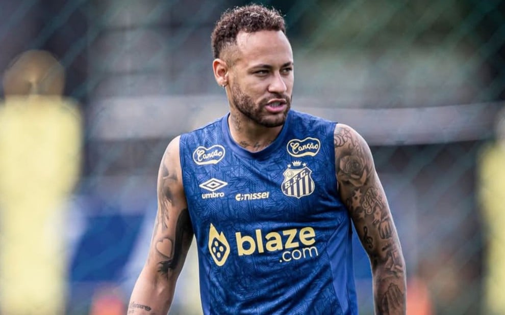 Neymar Jr. usa uniforme azul em treino do Santos