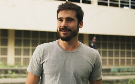 Nicolas Prattes sorrindo em cena da novela Mania de Você