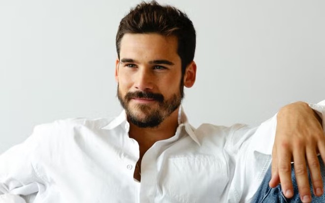 Nicolas Prattes interpreta Rudá na novela Mania de Você, da Globo