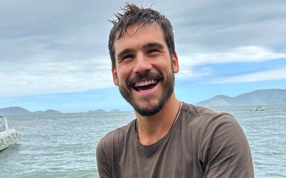 Nicolas Prattes sorrindo nos bastidores de Mania de Você