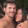 Nicolas Prattes e Sabrina Sato sorridentes, abraçados, em cenário paradisíaco