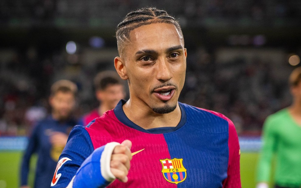 Raphinha usa uniforme tradicional do Barcelona em jogo de 2025