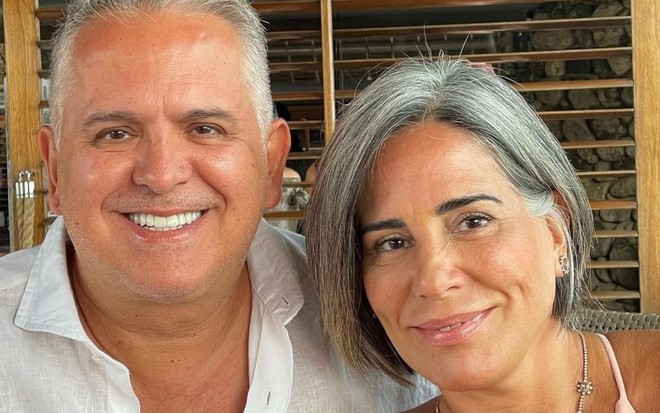 Orlando Morais e Gloria Pires sorridentes, lado a lado, em foto publicada no Instagram
