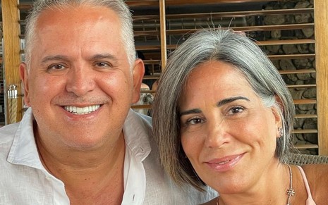 Orlando Morais e Gloria Pires sorridentes, lado a lado, em foto publicada no Instagram