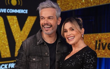 Foto mostra Otaviano Costa abraçado com Flávia Alessandra